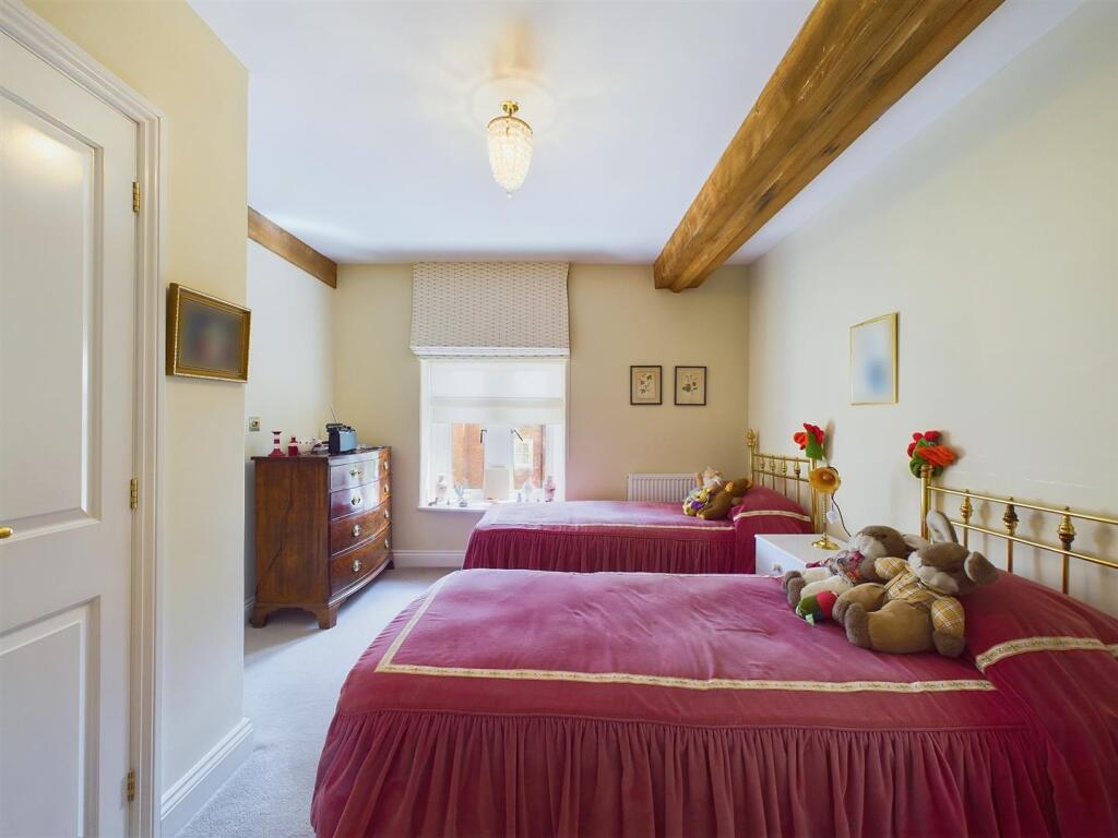 Bedroom 2 (second floor)