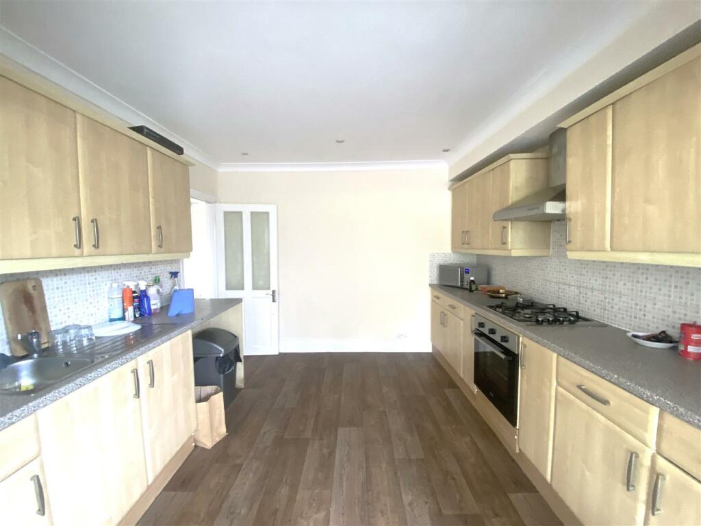 Kitchen 2.jpg