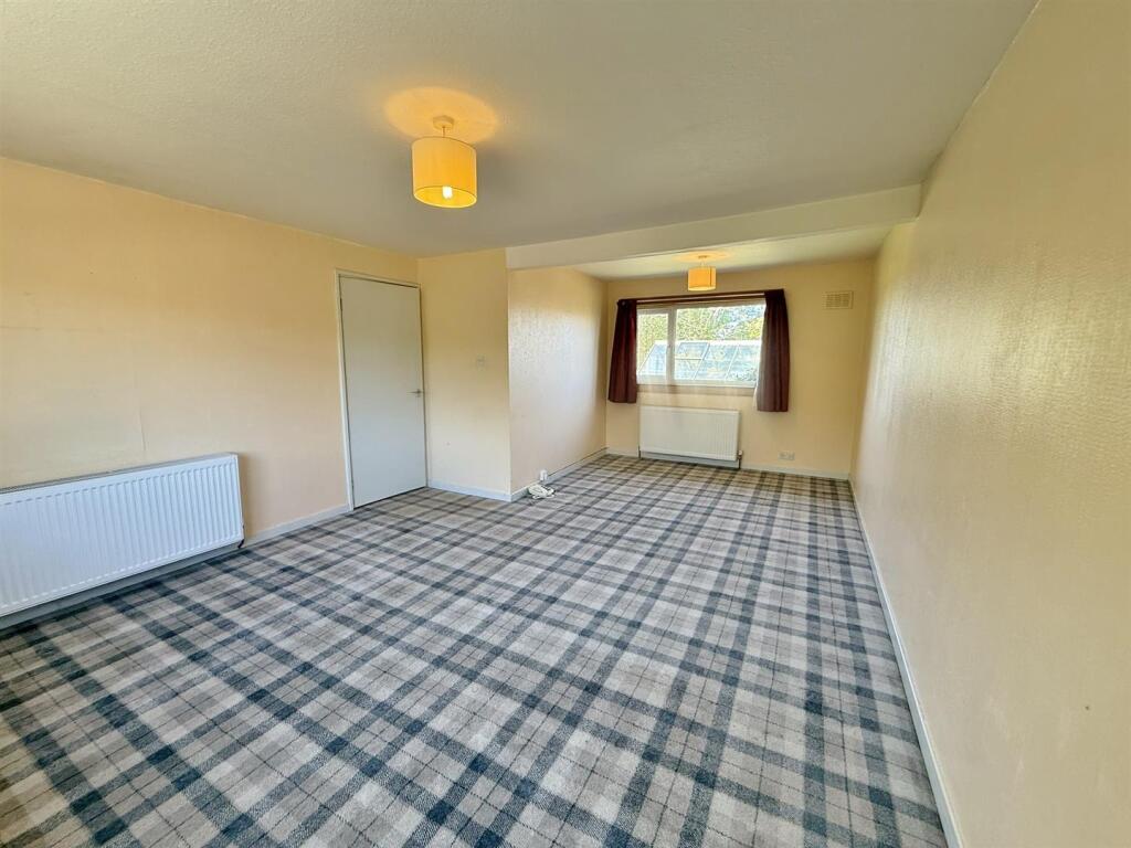 Lounge to rear dining space