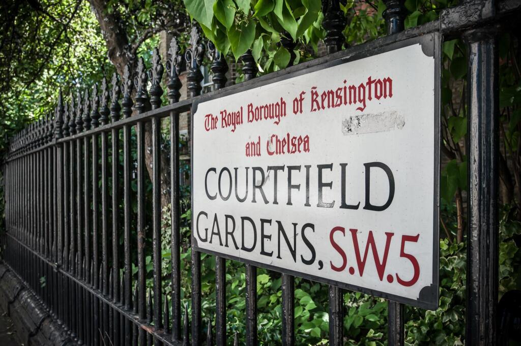 Courtfield Gdns Street Sign-1-2.jpg