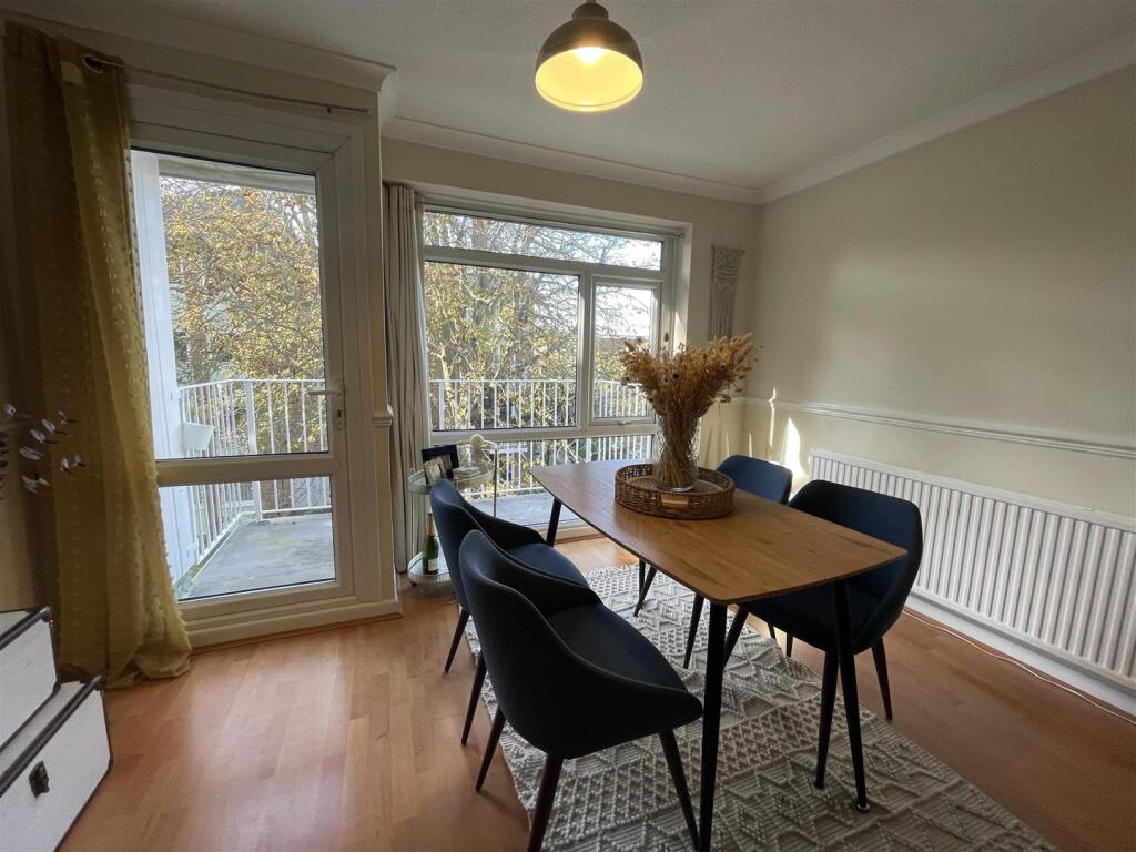 LOUNGE DINING ROOM