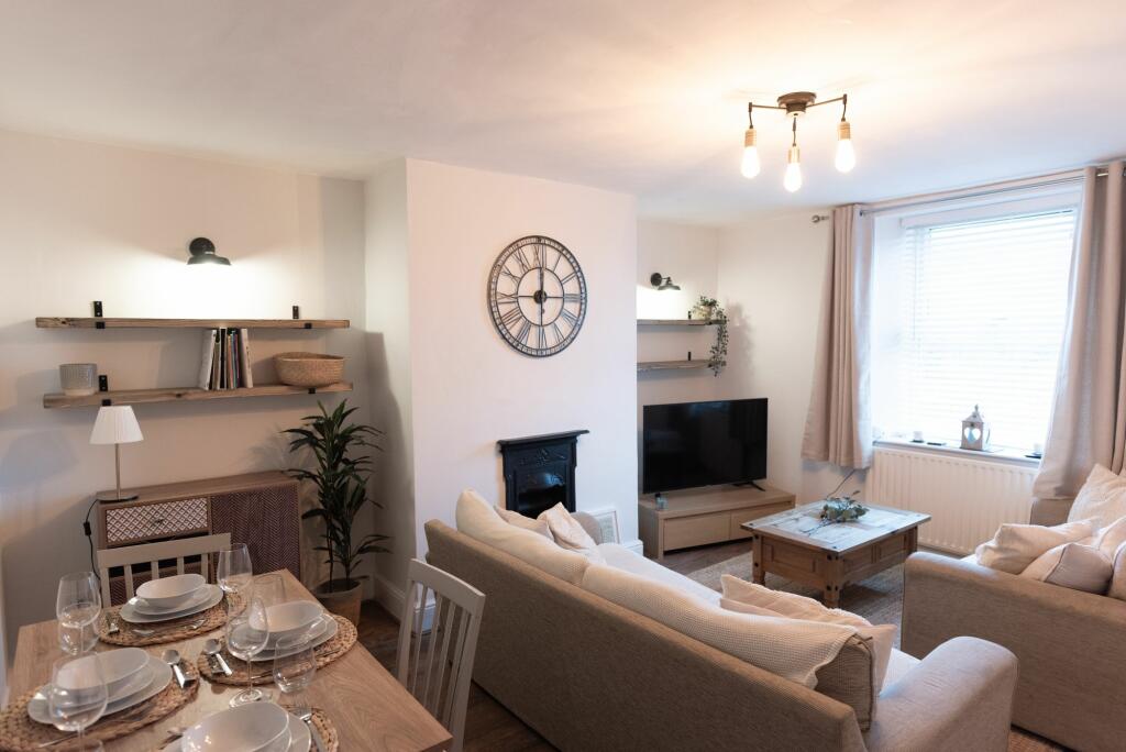 LIVING/DINING ROOM