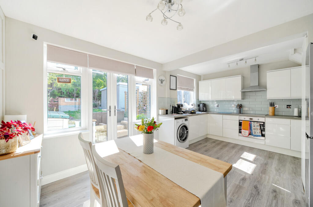 10-682308f05f8fa-...