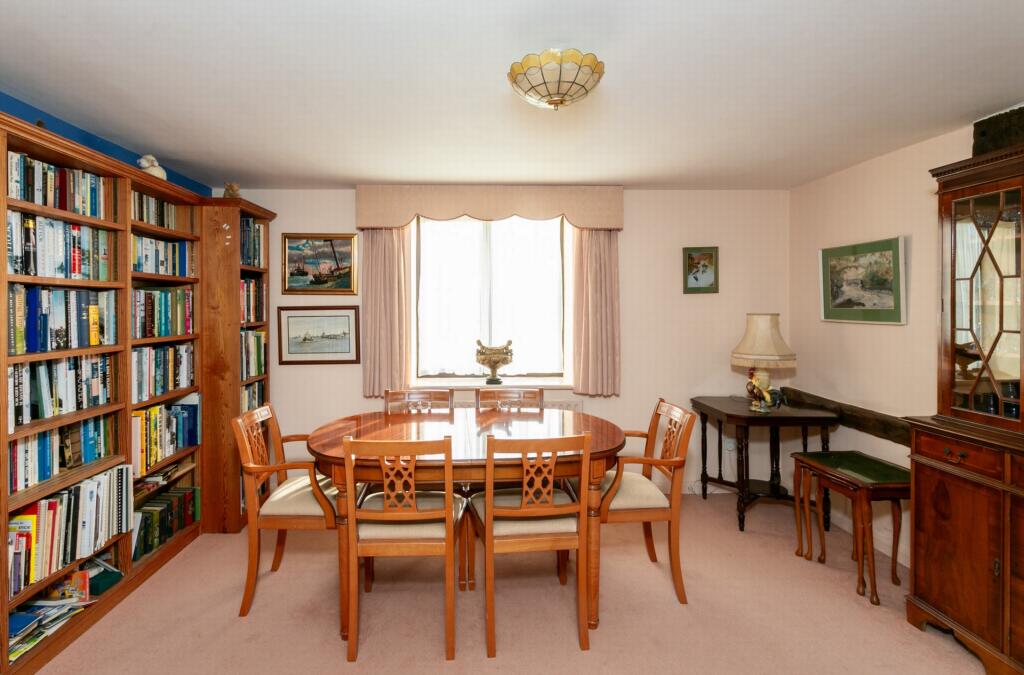 Sitting/dining room