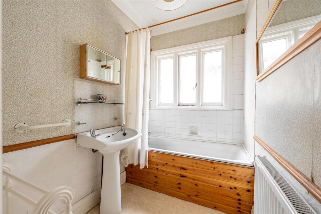 Monkhams Avenue, IG8