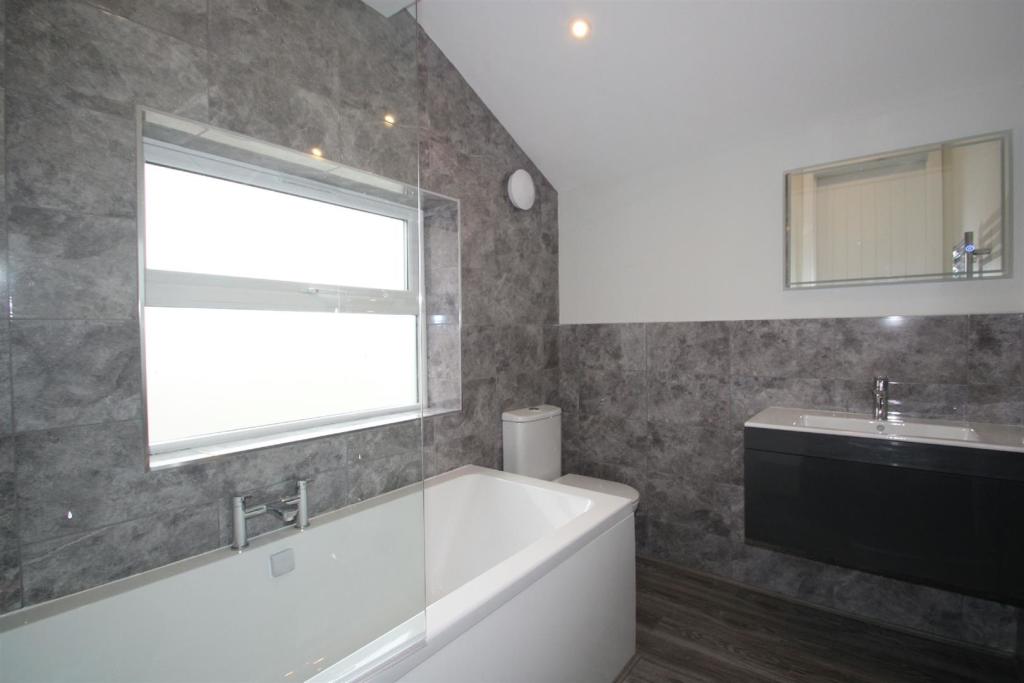 Family Bathroom 1