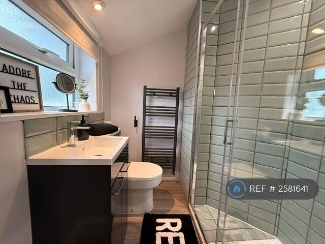 Room 2 Ensuite