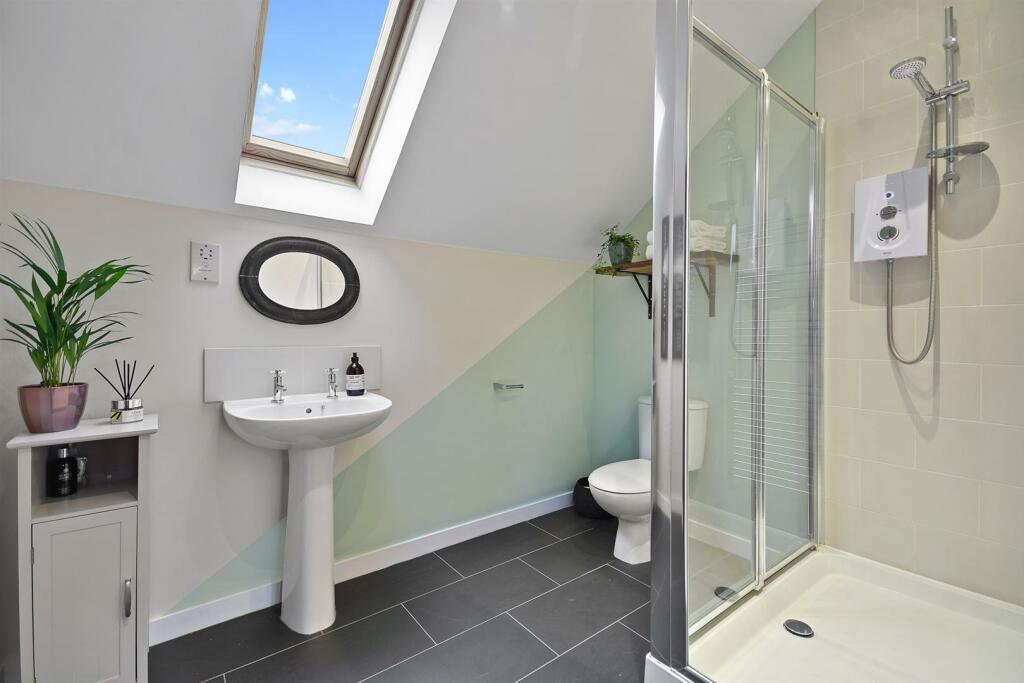 Ensuite (2nd floor)