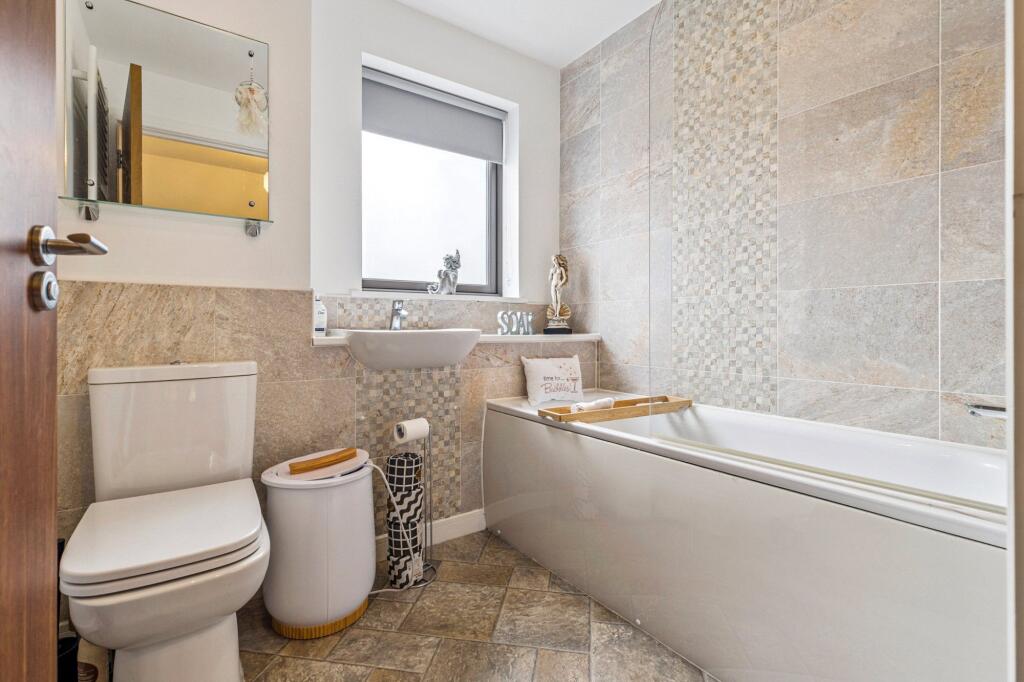 Bathroom (1st)