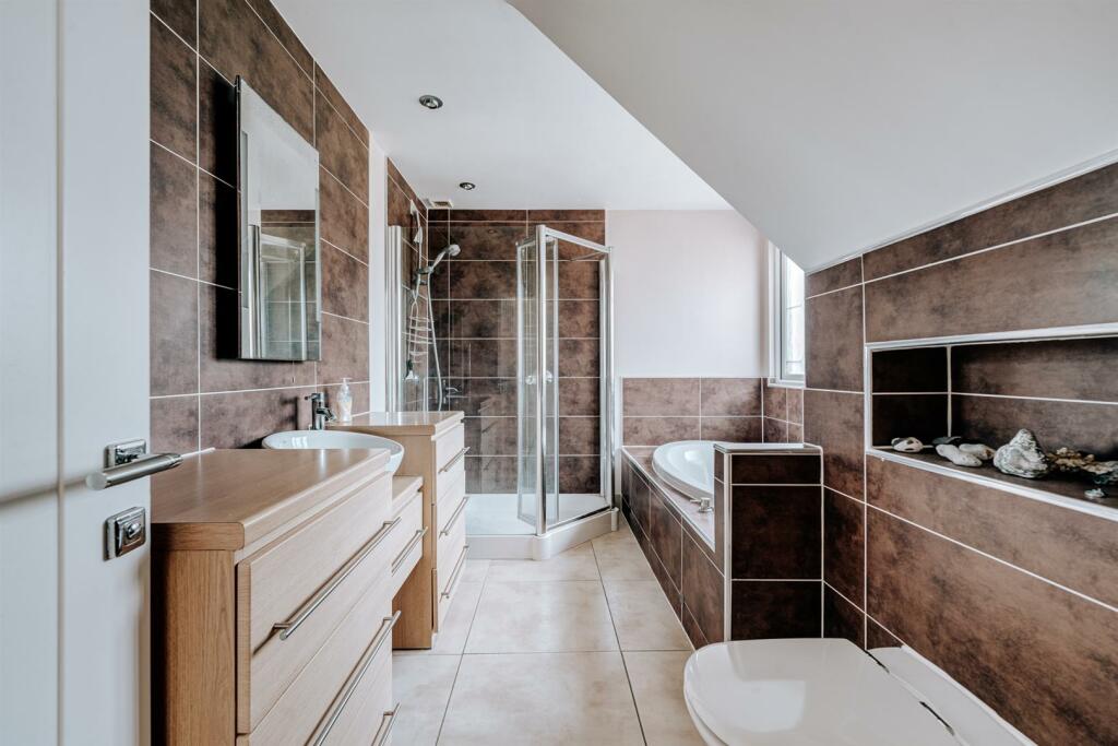 7 Bushby Avenue 2024 Final-26.jpg