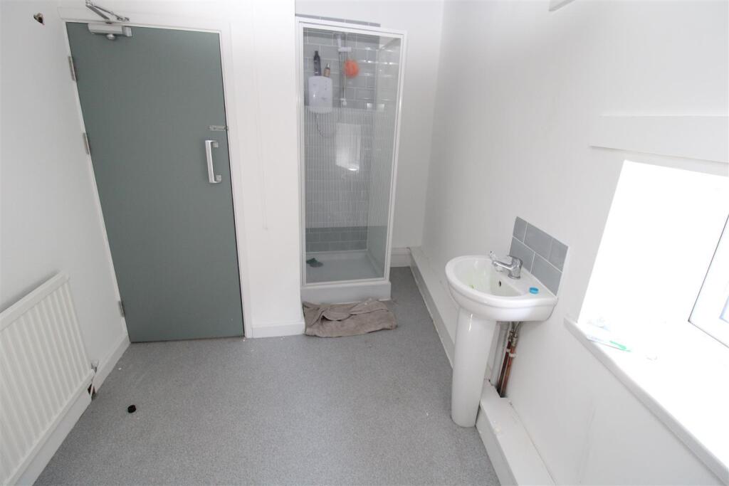 71P - bathroom 2.jpg