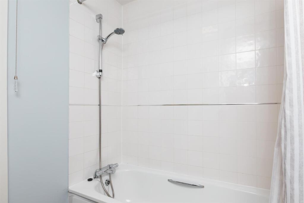 18 Kempthorne shower room.jpg