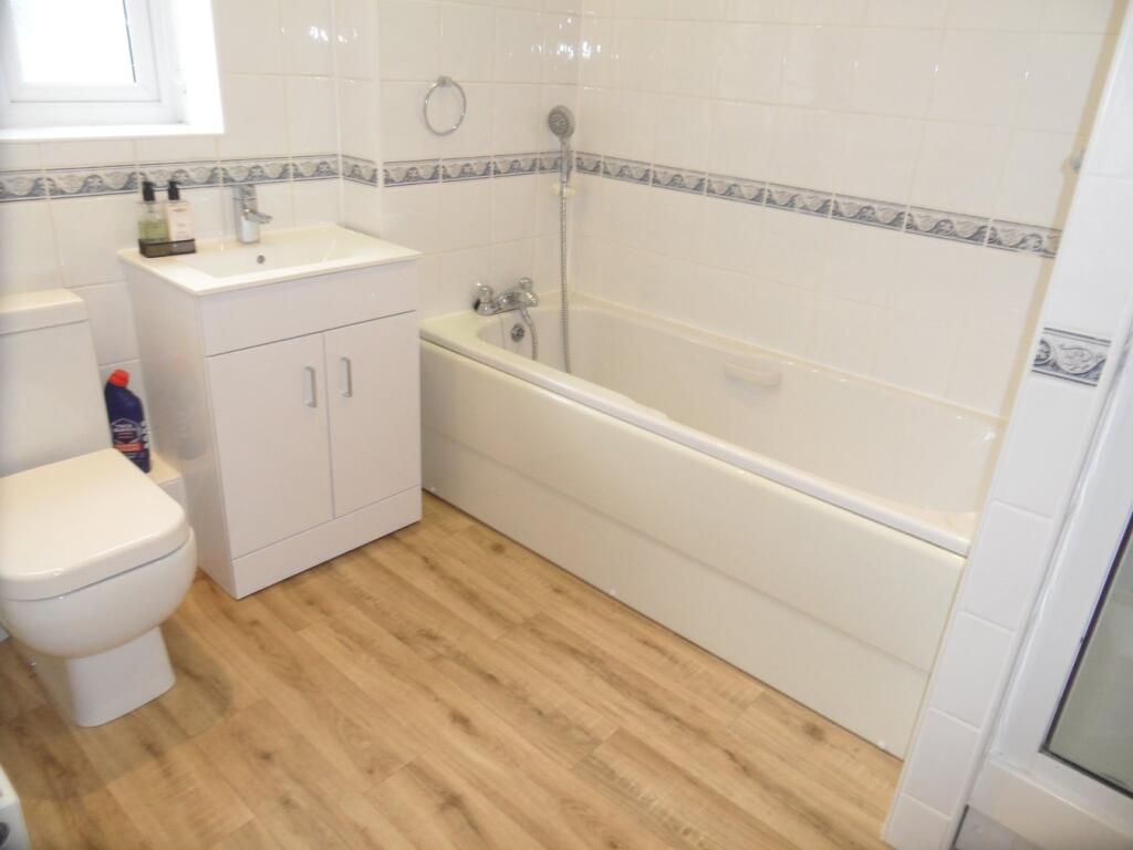 EN-SUITE BATHROOM