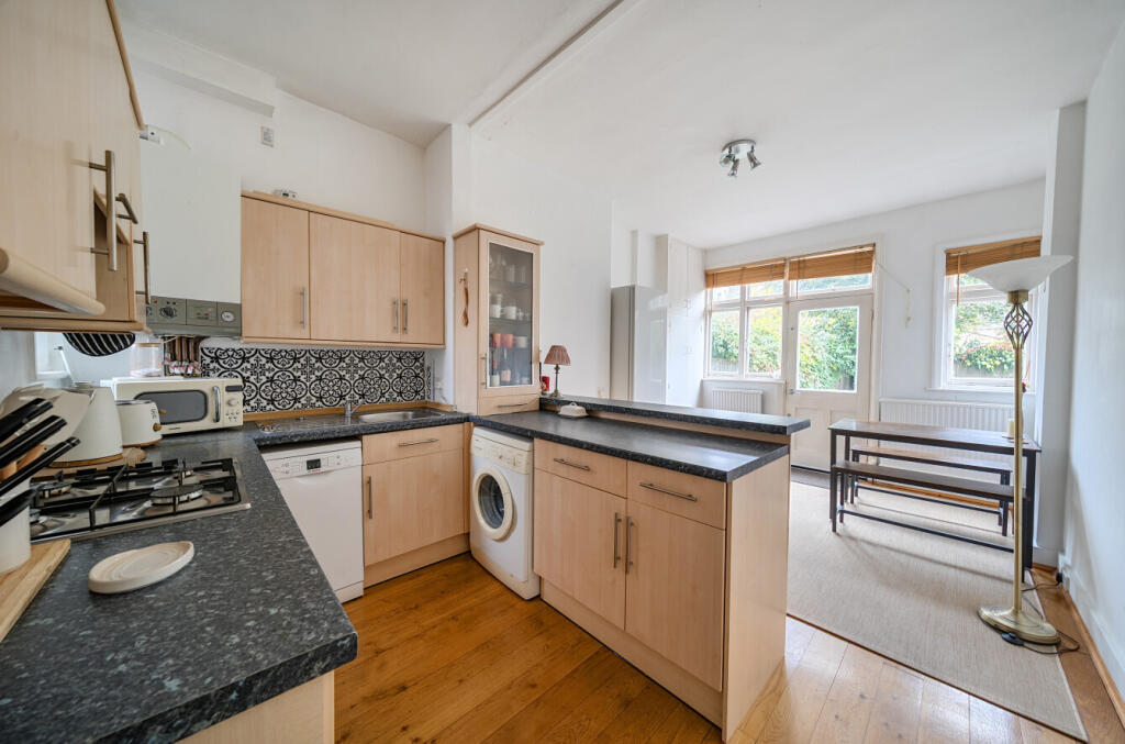 1370709-5-68f1ff8...