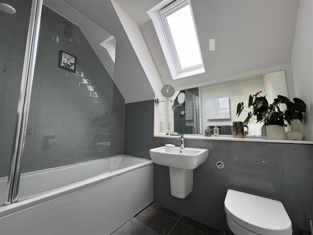 BATHROOM 1.JPG