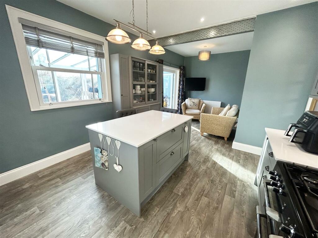 KITCHEN/ BREAKFAST ROOM