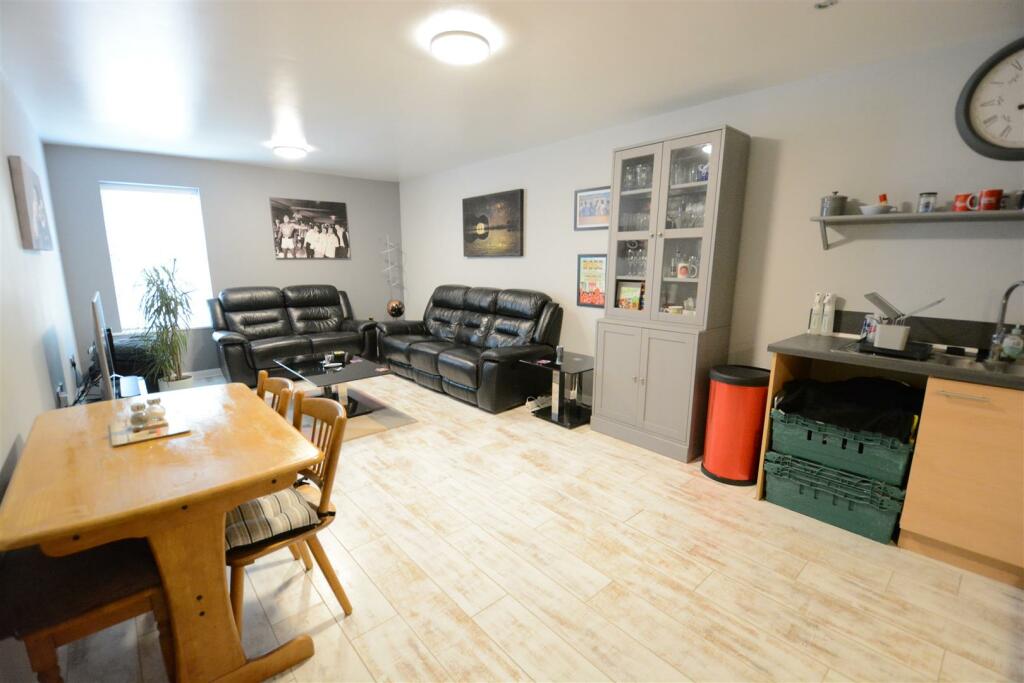 KITCHEN / DINING / LOUNGE