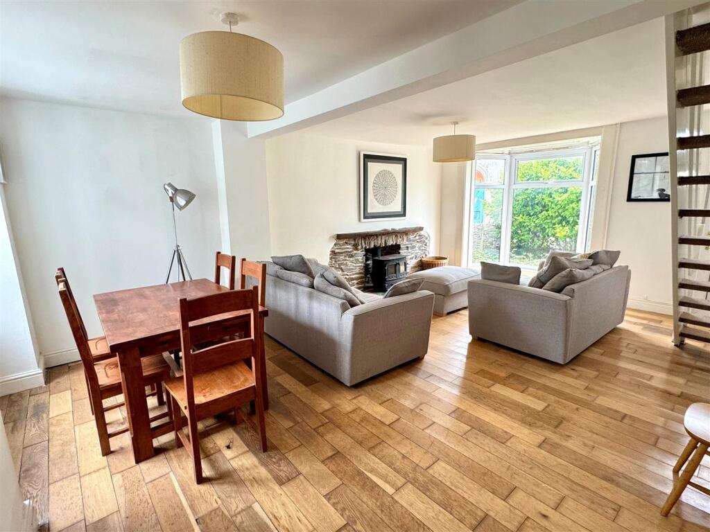 6 Beacon Road Lounge