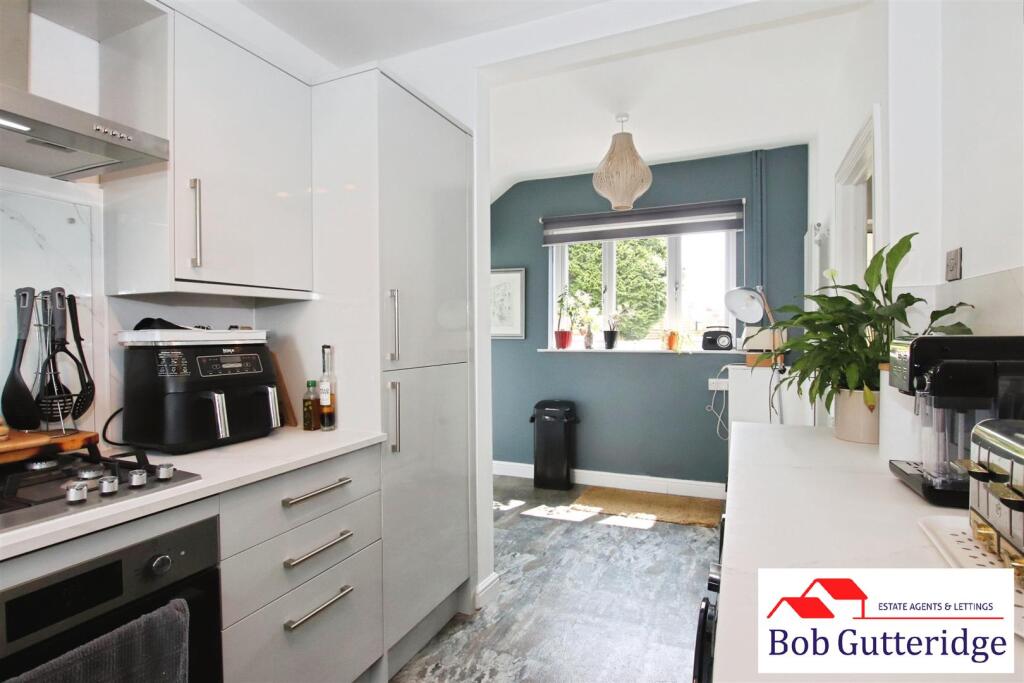 MODERN FITTED KITCHEN