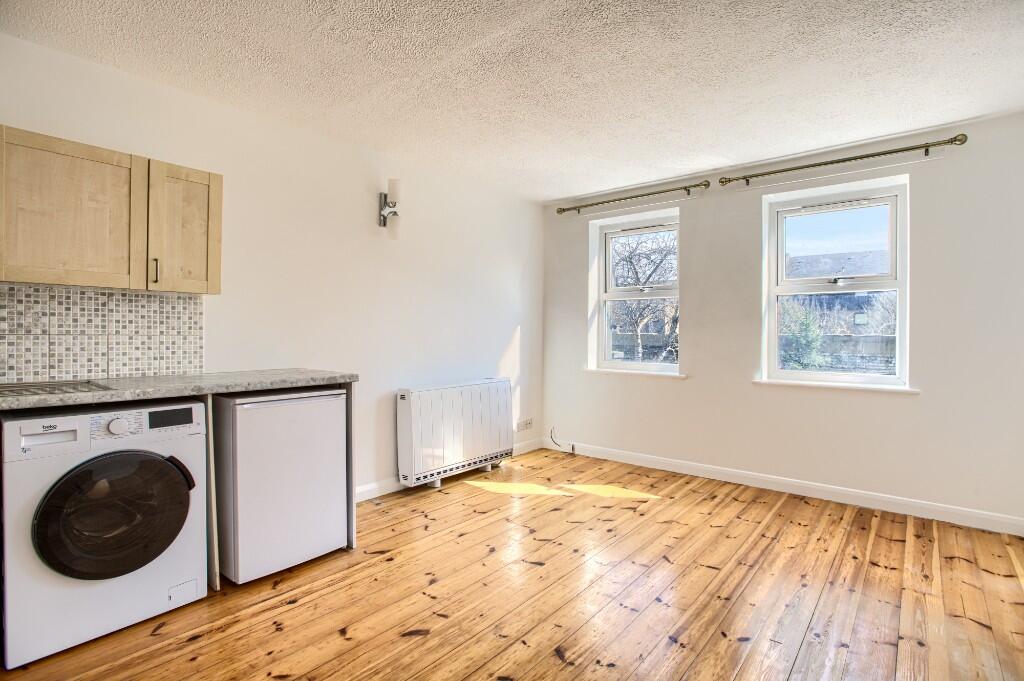 Lounge &amp; kitchen