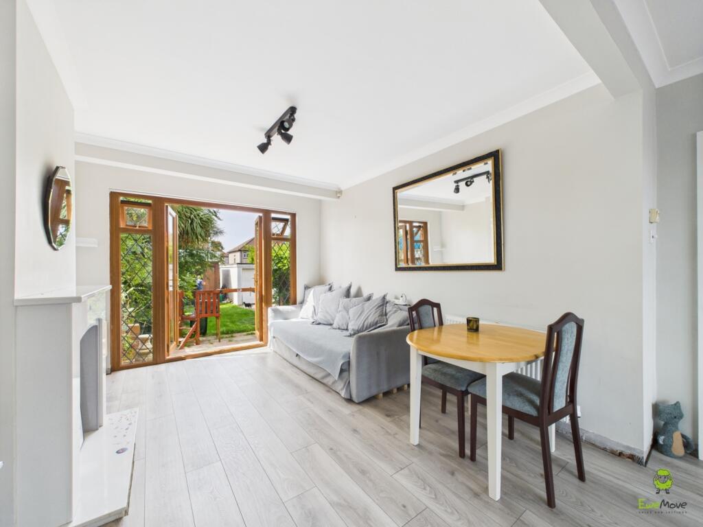 CAM03779G0-PR0271-STILL007