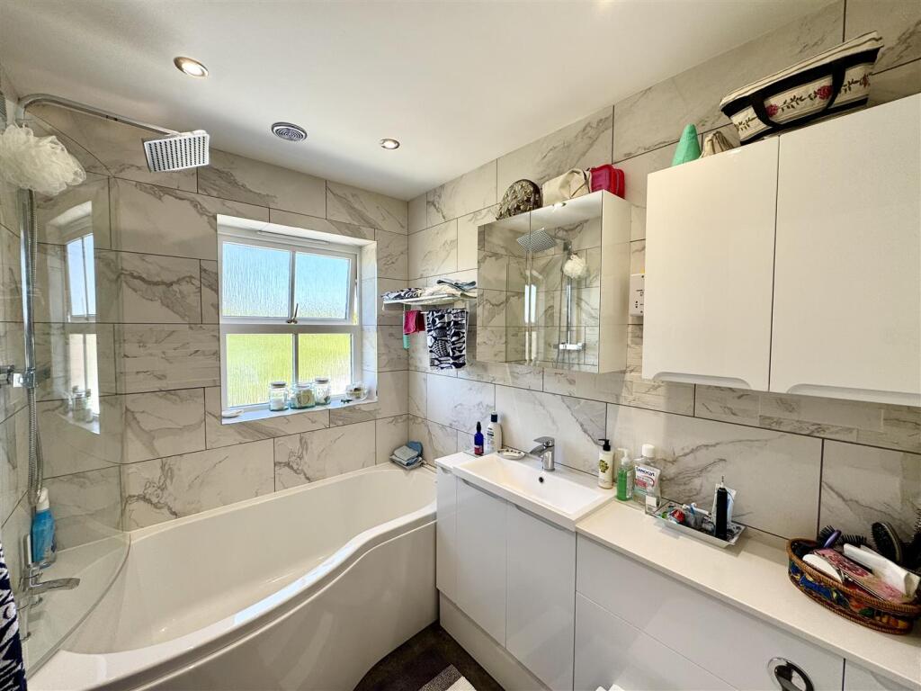 FAMILY BATHROOM