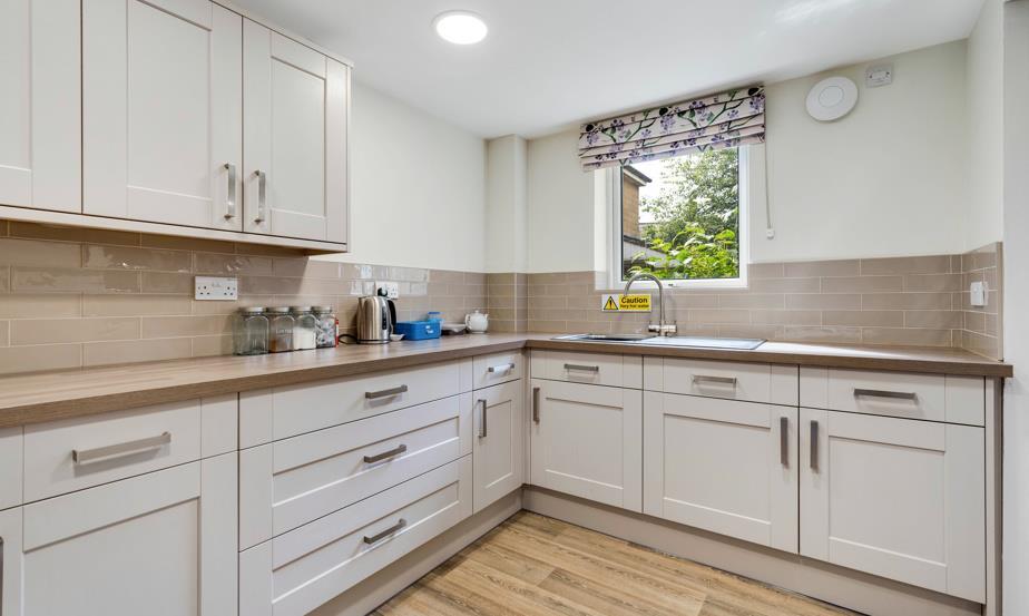 050722-threadneedle-court-kitchen-1.jpg