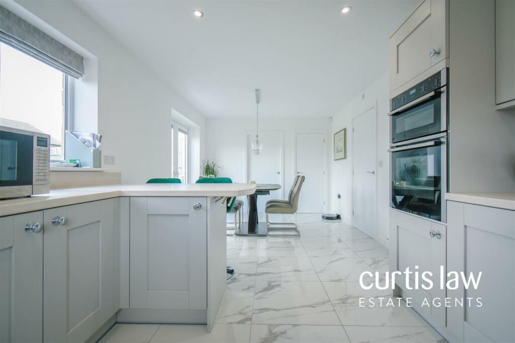 Kitchen/ Dining Room