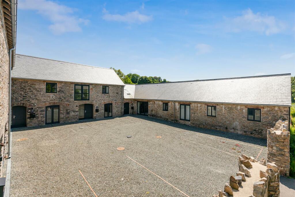 A55 - Barns @ Higher Court Barns, Littlehempston -