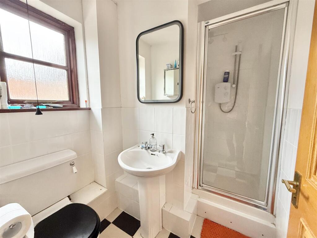 EN-SUITE SHOWER ROOM