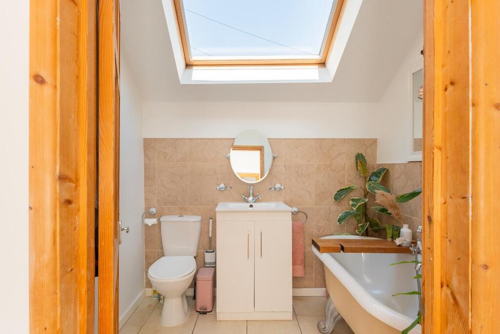 1S5L1CM - Bathroom D.jpg