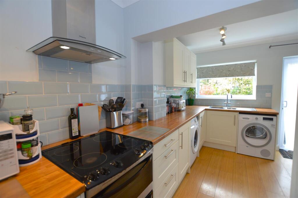 80 Wills Crescent kitchen2.JPG