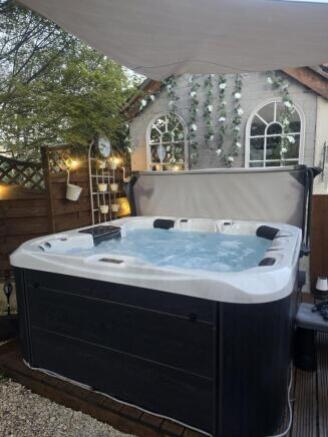 Hot tub - Wisteria Cottage Marsh Lane Charlotte Th