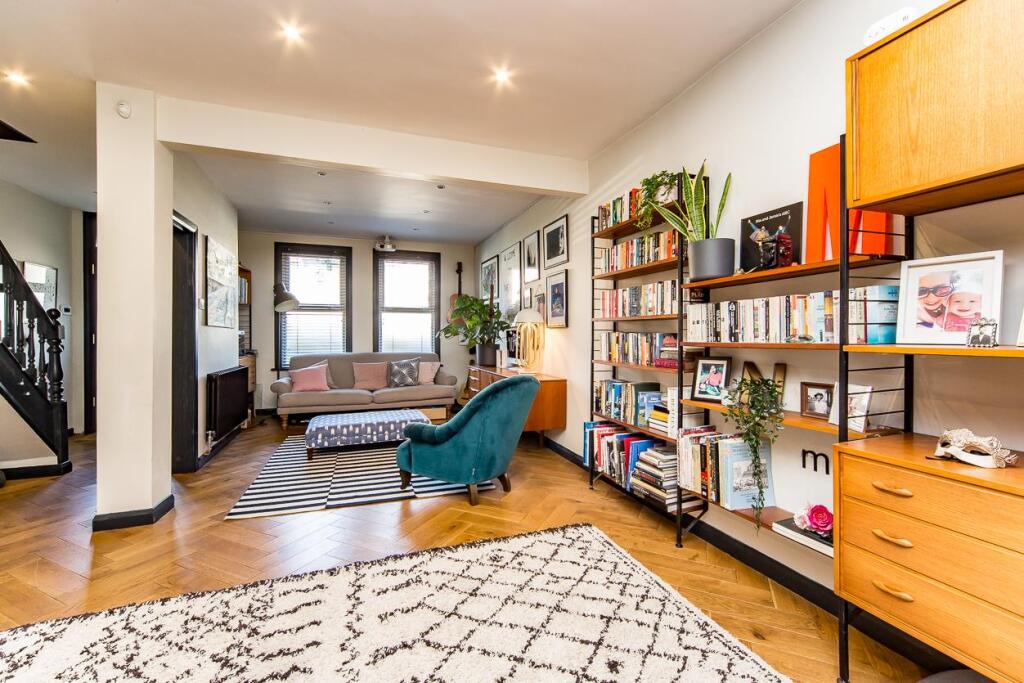 Elphinstone Road, E17