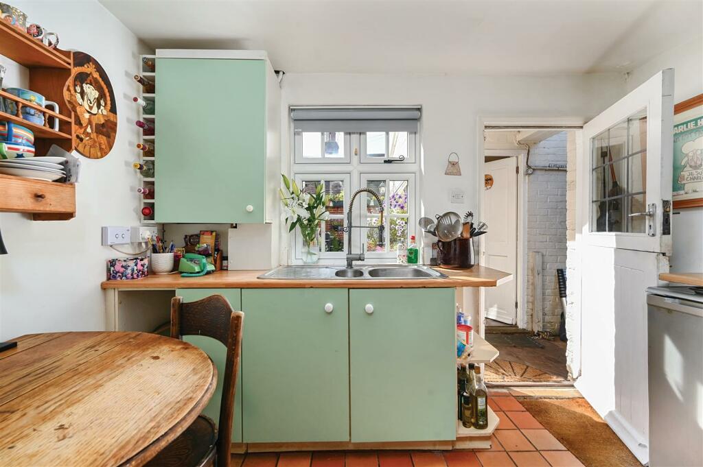 Kitchen 2.jpg