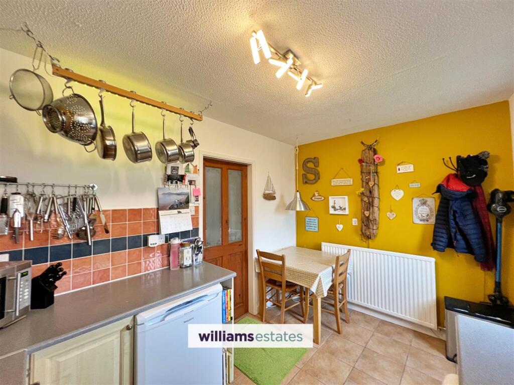 Kitchen/ Breakfast Room