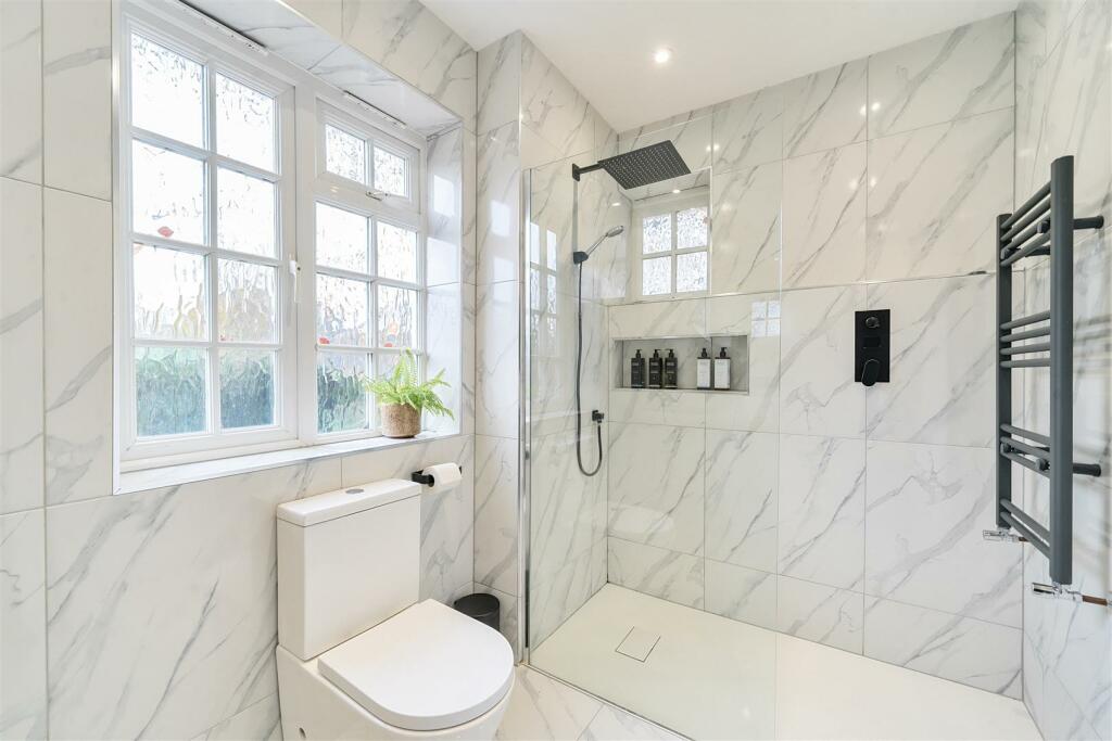 1 Devonshire Drive bathroom 2.jpg