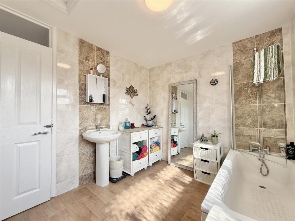 Family Bathroom.jpeg