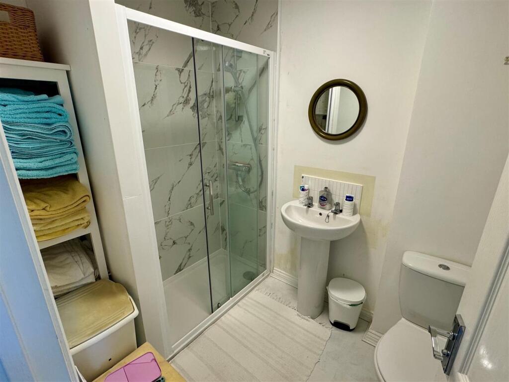 17 Littledale Row Shower Room