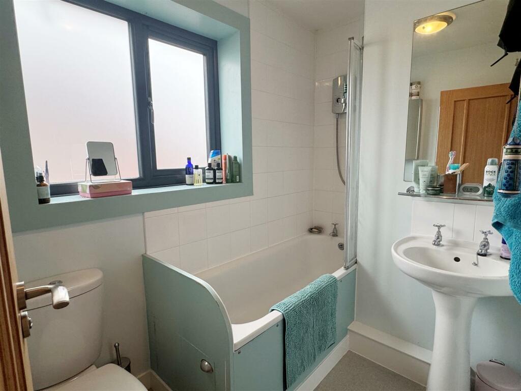Bathroom 1.JPG
