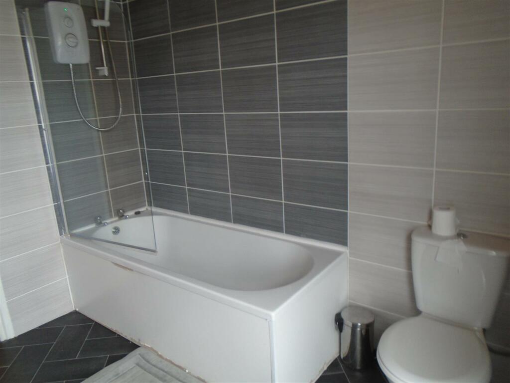 Bathroom FF (3).JPG