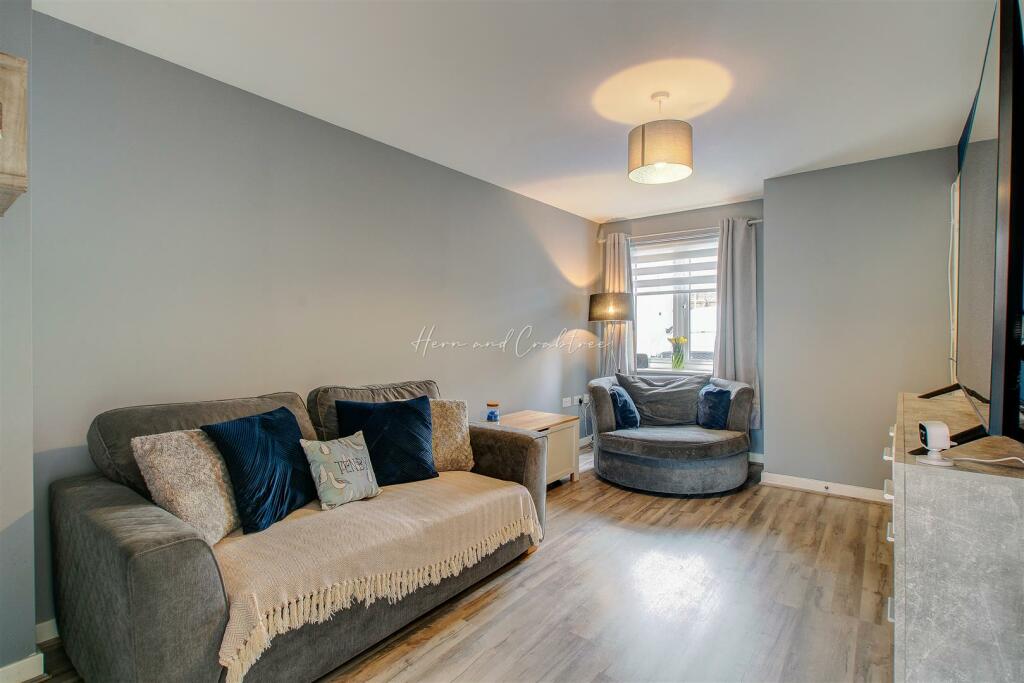 Clos Thomas, St Edeyrns, HernCrabtree (2).jpg