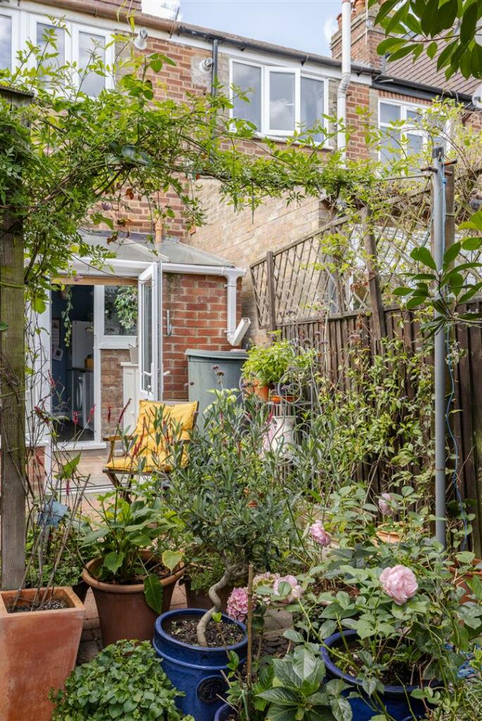 Richmond Crescent, E4