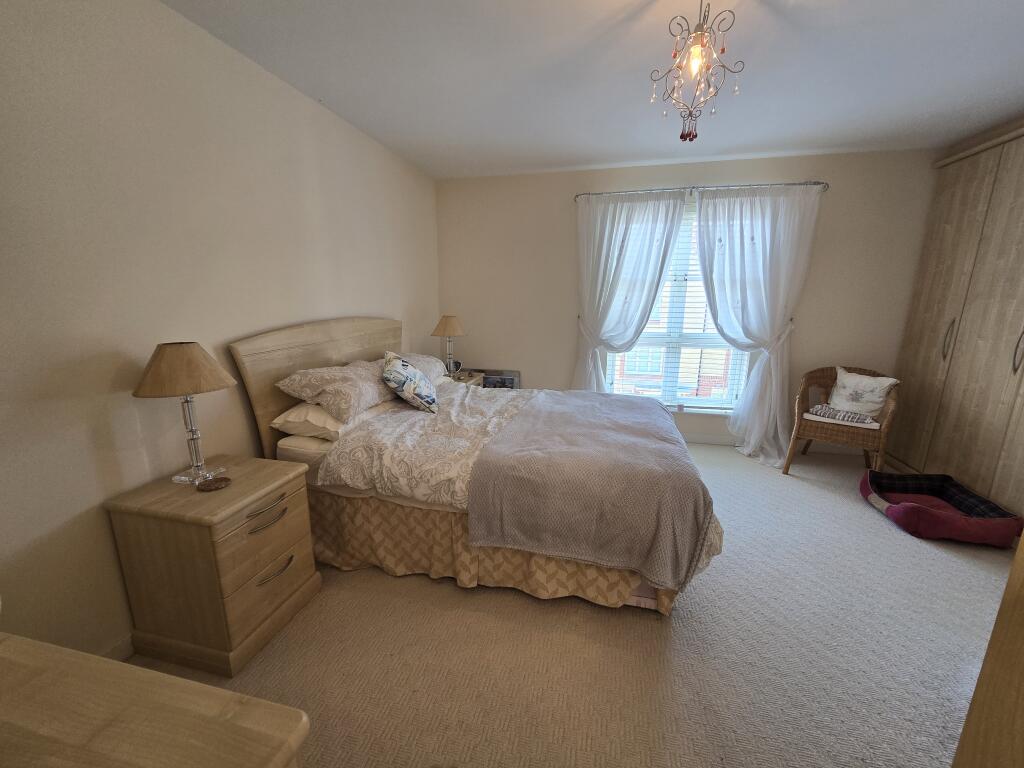 Master Bedroom (4)