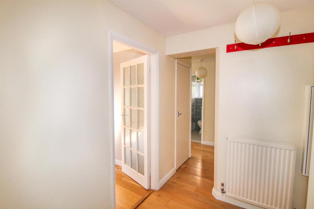 5. entrance hallway .JPG