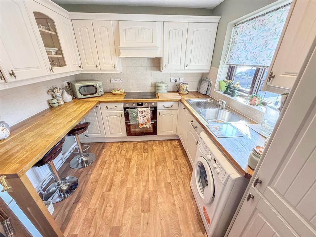 FITTED KITCHEN
