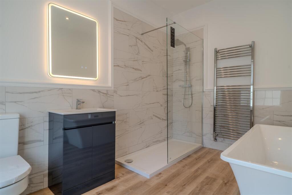 En suite bathroom alternative shot