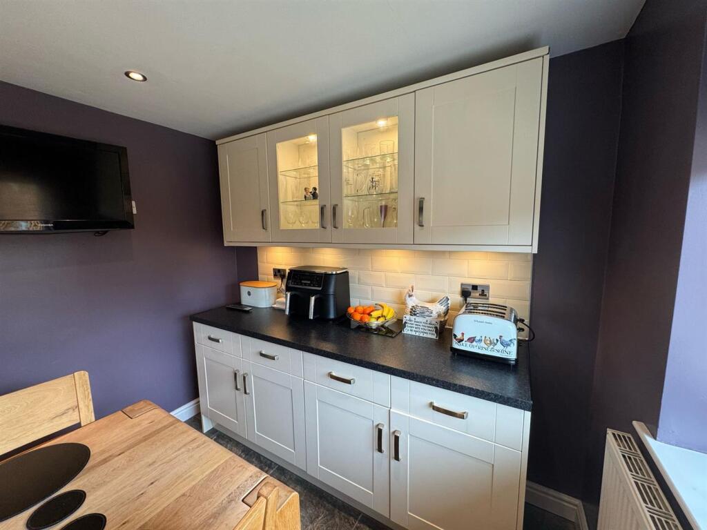 Kitchen/ Dining Room