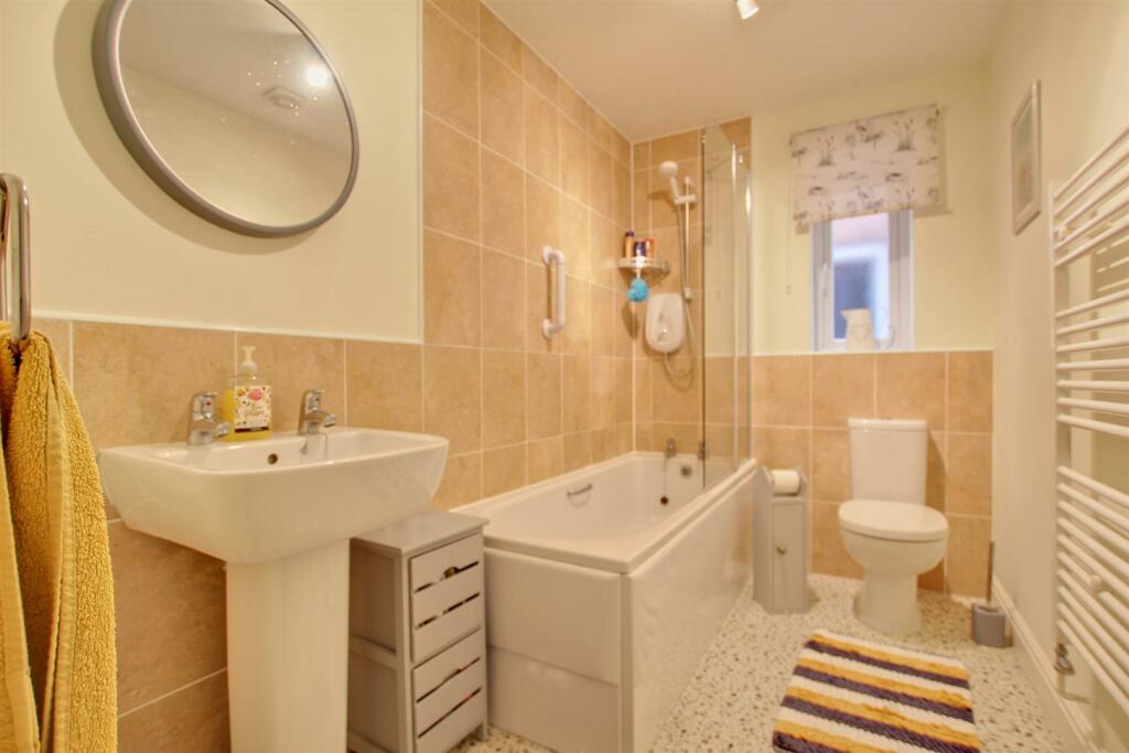 FAMILY BATHROOM/W.C.