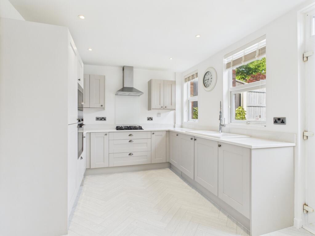 CAM04634G0-PR0043-STILL005